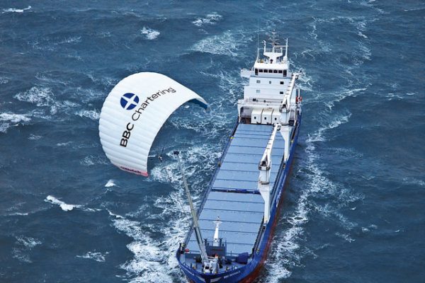 Giant kites to drag cargo ships advance to sea trials